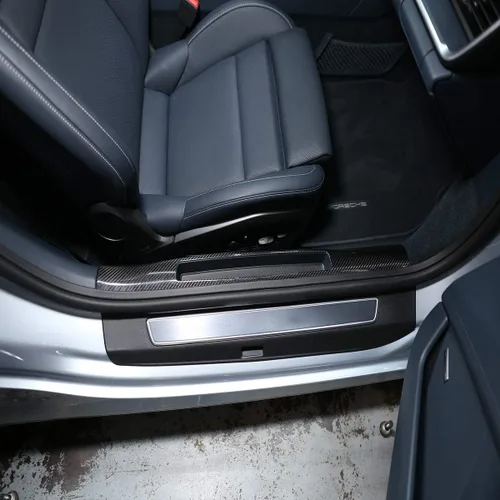Vista 3 de YIWANG 100% de fibra de carbono real borde de la puerta Scuff Plate Insert Trim para Porsche 911 2019 2020 (interior)