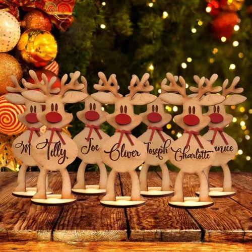 Vista 2 de Adornos de Navidad personalizados, adorno de mesa de madera de reno independiente, letrero de madera personalizado, nombre de miembro de la familia
