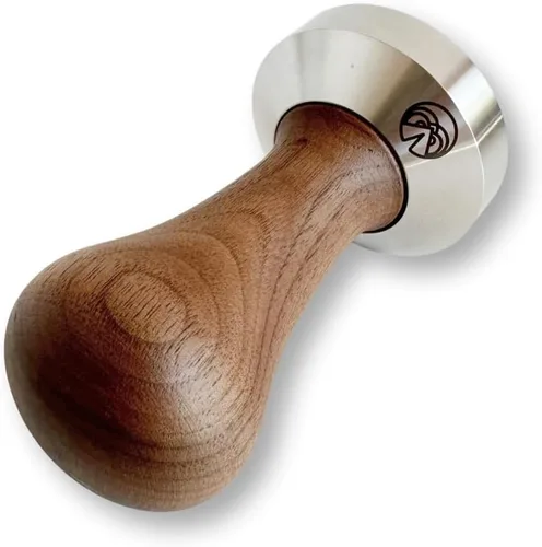 Vista 3 de Tamper de 2.100 in diseñado para adaptarse a cestas de precisión IMS de 2.126 in. Mango de madera y base de acero inoxidable apta para alimentos.