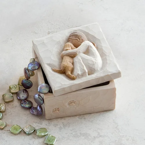 Vista 5 de Willow Tree True, Truly a Friend, Caja para joyas y tesoros con tallado en bajorrelieve de niña con cachorro, caja de recuerdo esculpida pintada a