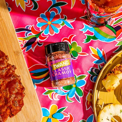 Vista 4 de Twang Chamoy - Condimento de sal saborizado, polvo de chamoy para frutas y dulces, condimento de frutas mexicanas agridulces, tarro agitador