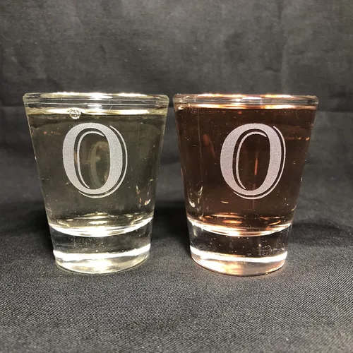 Vista 14 de Juego de 2 vasos de chupito con letras de monograma de 1.5 oz (B)