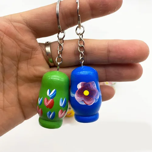 Vista 3 de Llaveros pequeños Matryoshka, juego de 3 muñecas rusas de madera, regalos decorativos, color al azar
