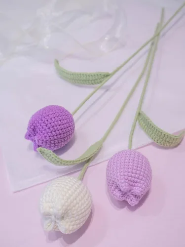 Vista 5 de JOMODECOR Ramo de flores de tulipán de ganchillo hecho a mano, flores artificiales tejidas para siempre con exquisita envoltura, regalo para novia