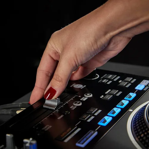 Vista 13 de Pioneer DJ DDJ-REV7 Controlador de DJ Serato de 2 decks