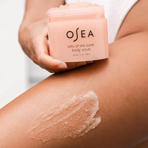 Vista 2 de OSEA Salts of the Earth Exfoliante Corporal 12 oz - Exfoliante de Sal Rosa del Himalaya - Exfoliación Corporal Suave para el Cuidado de la Piel