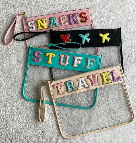 Vista 7 de TopTTanBo Bolsa transparente de chenilla con letras, multiusos, transparente, impermeable, para aperitivos, maquillaje, con correa para la muñeca