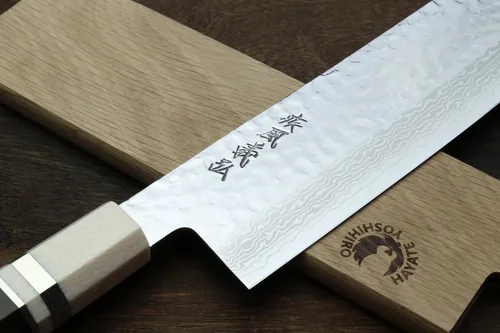 Vista 4 de Yoshihiro VG10 Cuchillo japonés para verduras Nakiri de 46 capas de Serie Damascus, mango de Ambrosia de 6.5' (165mm)