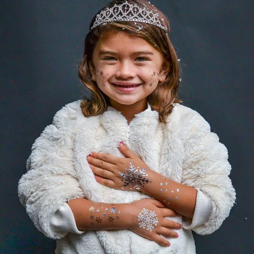Vista 3 de El juego variado Winter Wonderland de FlashTattoos cuenta con 25 tatuajes de fiesta inspirados en las fiestas, impermeables, metálicos dorados
