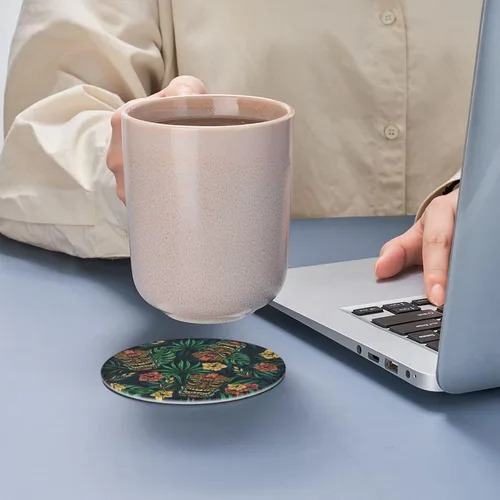 Vista 8 de Famame 6 posavasos hawaianos de cuero con hojas tropicales Tiki para bebidas con soporte, juegos de posavasos para mesa de bebidas, posavasos
