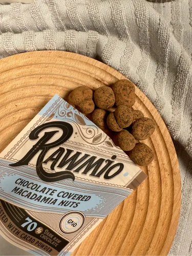 Vista 5 de Rawmio Nueces de macadamia cubiertas de chocolate - Orgánicos, crudos, veganos, 70% chocolate negro, 2 paquetes, 2 onzas.