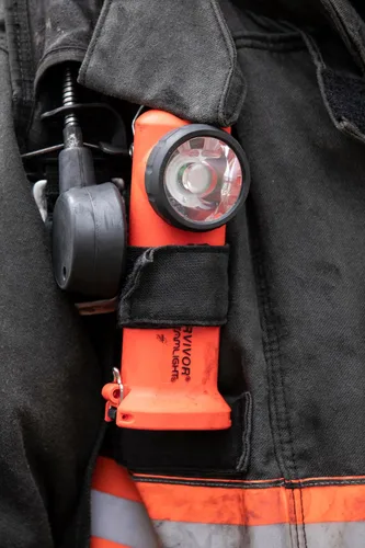Vista 7 de Streamlight 90503 Survivor - Linterna de ángulo recto de 175 lúmenes, color naranja
