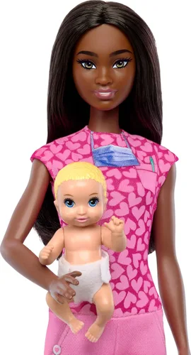 Vista 3 de Barbie Baby Doctor Playset con muñeca morena con ropa quirúrgica rosa, muñeca de bebé, muebles y accesorios