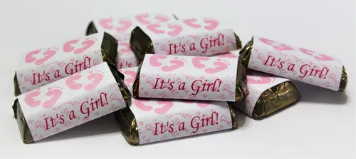 Vista 3 de Envoltura de barra de caramelo en miniatura de 60 huellas rosas para baby shower, decoración "It's a Girl", calcomanías, fabricado en Estados Unidos