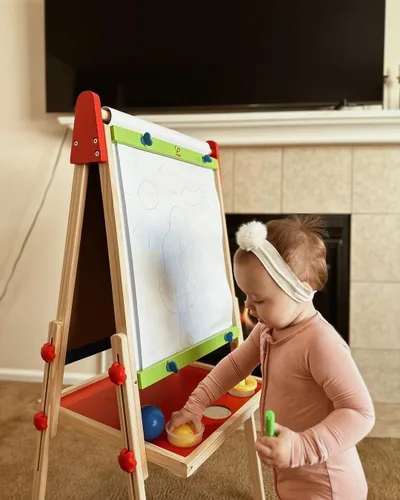 Vista 4 de Caballete de madera para niños con rollo de papel y accesorios Hape All-in-One