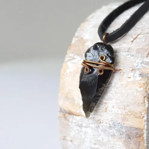 Vista 5 de Black Obsidian Arrowhead Necklace - Antique Bronze Wire Wrapped Pendant - 24 inch Black Leather Cord - Gift for Him