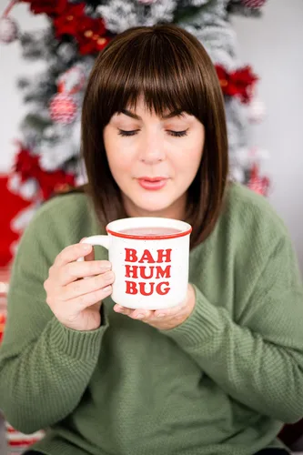 Vista 3 de Pearhead Bah Hum Bug - Taza de café de Navidad, decoración del hogar de temporada, ideas de regalo para rellenar calcetines, apta para microondas