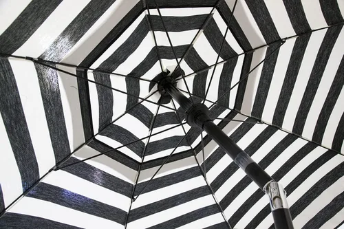 Vista 2 de Heininger DestinationGear 6' Acrylic Striped Pole Umbrella negro y blanco