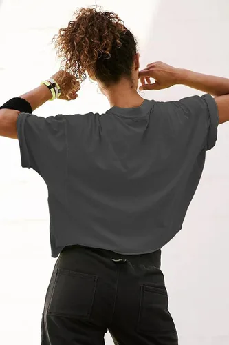 Vista 2 de Camisetas cortas extragrandes de entrenamiento de para mujer, estilo informal, de manga corta, hombros caídos, con dobladillo enrollado, básicas