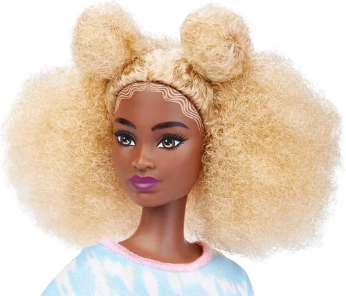 Vista 3 de Barbie Fashionistas - Muñeca alta, afro rubia con bocanadas laterales, mameluco de teñido anudado, tenis, pulsera amarilla, juguete para niños de 3