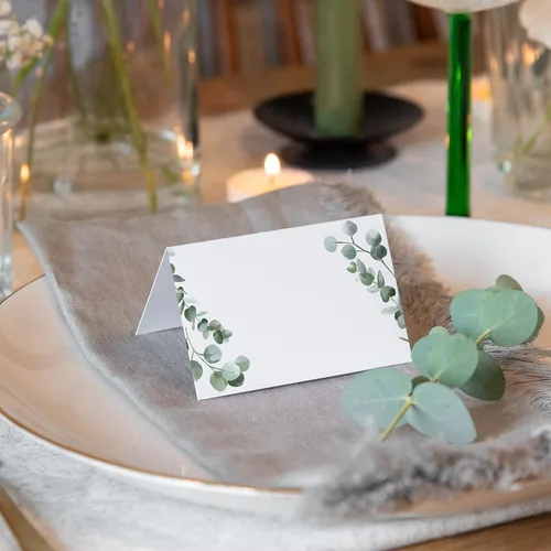 Vista 3 de Manta Makes Tarjetas de lugar con nombre de eucalipto Tarjetas de nombre de mesa plegadas en blanco y verde para recepción de fiesta, cumpleaños
