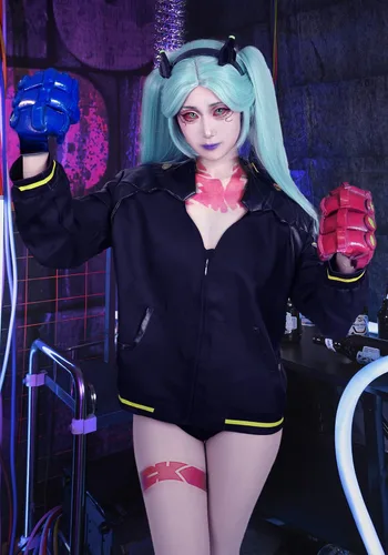 Vista 4 de C-ZOFEK Rebecca - Traje de cosplay con abrigo negro, disfraz de Halloween con calcomanías de tatuaje (rosa)