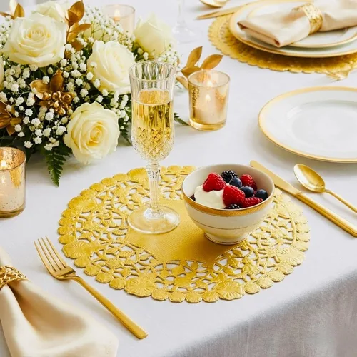 Vista 3 de Hojas decorativas de encaje de papel metálico de 8 pulgadas, elegantes, resistentes y desechables, ideales para presentación de alimentos y uso