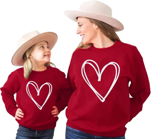 Vista 3 de BOUTIKOME Mommy and Me - Conjunto de San Valentín con estampado de corazón y corazón a juego, sudadera de manga larga