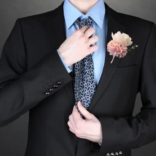 Vista 2 de broche decorativo de rosa para traje de hombre. Ideal para usar en bodas.