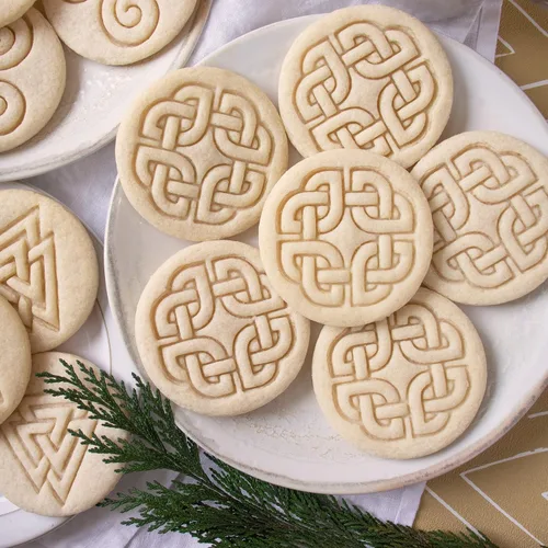 Vista 3 de Nordic Runes - Cortador de galletas con nudo de escudo celta, 1 pieza - Bakerlogy