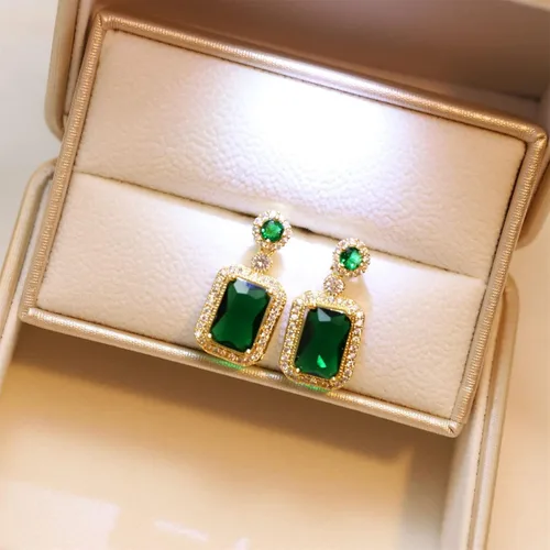Vista 6 de Roe Dolph Collar de esmeralda, aretes de esmeralda, anillos de esmeralda, delicado collar con colgante rectangular, juego de joyas de esmeralda