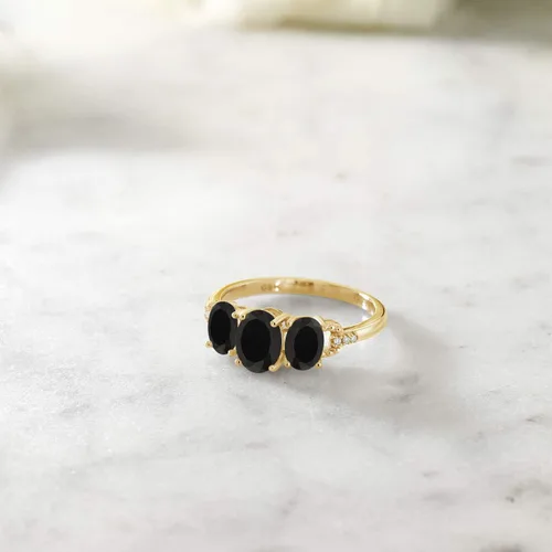 Vista 4 de Gem Stone King Anillo de compromiso ovalado de oro amarillo de 10 quilates con ónix negro y diamantes para mujer