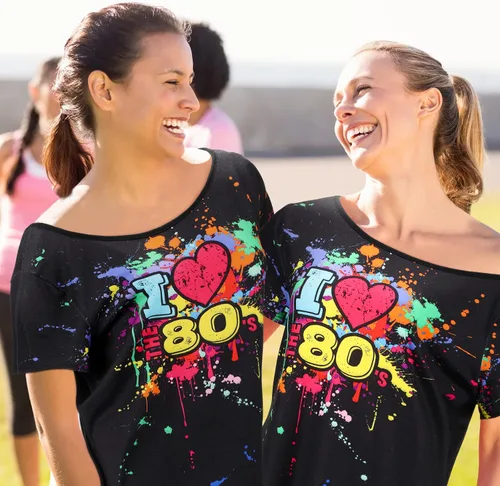 Vista 4 de Traje de los años 80 para mujer, disfraz de los años 80, camiseta con hombros descubiertos de los años 80, ropa de neón de gran tamaño (negro, M)