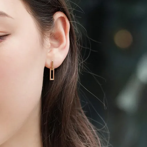 Vista 2 de Chow Sang Sang Aretes rectangulares de oro rosa de 18 quilates para mujer 92505E se venden solos no pares