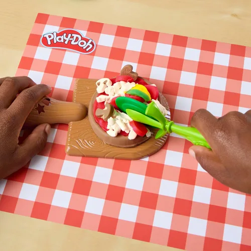 Vista 7 de Play-Doh Stamp & Spin Pizza Playset, 8 accesorios y 5 colores, juguetes de comida y cocina para niños, a partir de 3 años