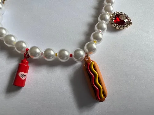 Vista 3 de Betsey Johnson Pulsera con dije de corazón de cristal con perlas de imitación de tono dorado, ketchup de perro caliente, fiesta de cumpleaños, día