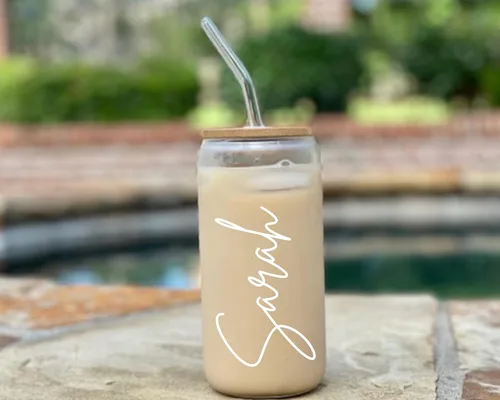Vista 5 de Vasos personalizados con tapas de bambú y popote de vidrio, vasos de vidrio con forma de lata de 16 onzas, vasos de cerveza, vasos de café helado