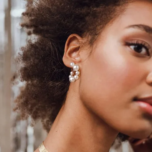 Vista 3 de Aretes de aro de perlas de oro para mujer, aretes Huggie de oro de 18 quilates Aretes de aro de oro pequeños ligeros para niñas