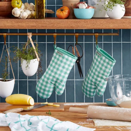 Vista 2 de KitchenAid Juego de 2 manoplas de horno Gingham Aqua Sky, 7 x 13 pulgadas