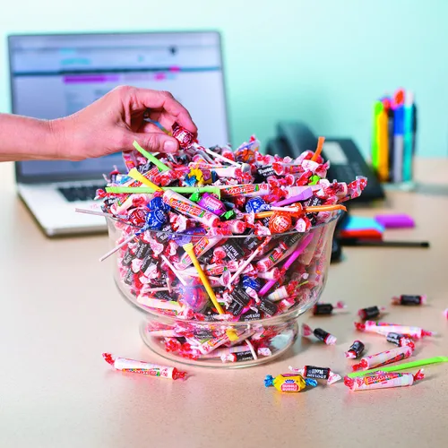 Vista 9 de Fun Express Paquete variado de dulces a granel, 9 libras, 1000 unidades Individually Wrapped, Assorted Candy Mix, For 4th of July, Halloween