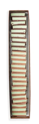 Vista 2 de Mrs. Cavanaugh's Sandwich Mints - Caja de 8 onzas con leche mixta y chocolate amargo, relleno de crema de menta entre capas de 65% de leche y 35%