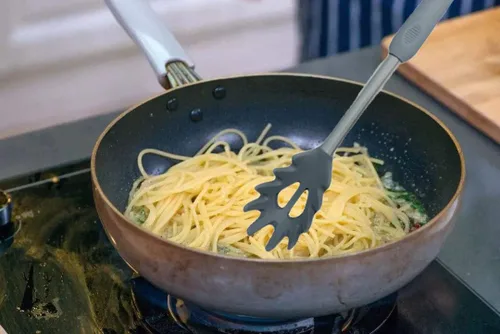 Vista 6 de Tenedor de pasta de silicona, servidor de espagueti, cuchara profesional para servidor de pasta, cuchara de fideos resistente al calor, colador