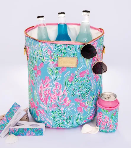 Vista 8 de Lilly Pulitzer Funda de vinilo resistente al agua para la playa, bolsa con cremallera incluye protector de bebidas, funda pequeña y clips para toalla