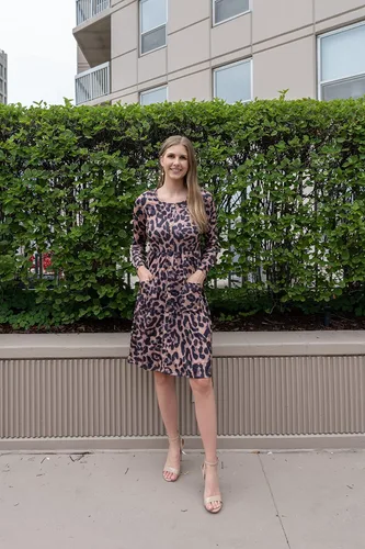 Vista 5 de KILIG - Vestido de verano casual para mujer por debajo de la rodilla, abotonado, con tirantes delgados y bolsillos