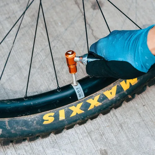 Vista 6 de Granite Suture Aero - Kit de tapones para neumáticos con inflador de CO2 integrado, kit de reparación de neumáticos sin cámara con 2 tapones de Negro