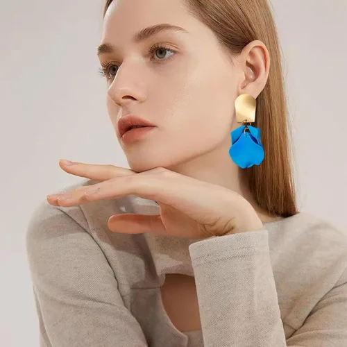 Vista 4 de Just Follow Aretes colgantes de pétalos de rosa, aretes bohemios de flores acrílicas, aretes grandes de resina floral para mujeres, mujeres, novia