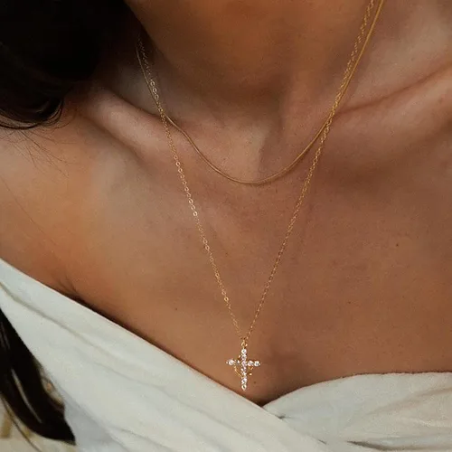 Vista 2 de Tewiky Diamond Cross Necklace for women-Dainty 14k Gold Cubic Zirconia Pendant Necklaces Simple Gold Cross Pendant Necklace Cute Tiny Gold Jewelry