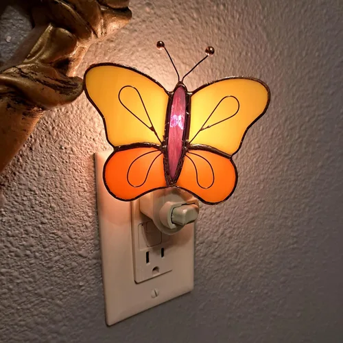 Vista 7 de Gift Essentials Luz nocturna enchufable de mariposas amarillas y naranjas - Luz nocturna de vidrio manchado con interruptor basculante