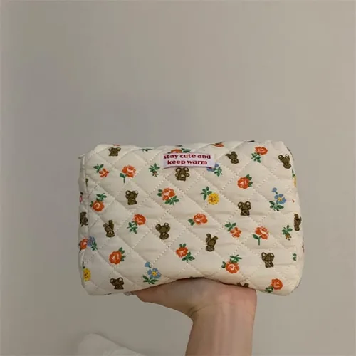 Vista 2 de Bolsa de maquillaje Kawaii bonita bolsa de cosméticos de felpa japonesa, bolsa de aseo peluda con patrones de flores de oso de hadas con cremallera