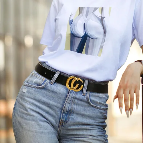 Vista 2 de Cinturón de cuero clásico con hebilla de metal para mujer con vestido de jeans